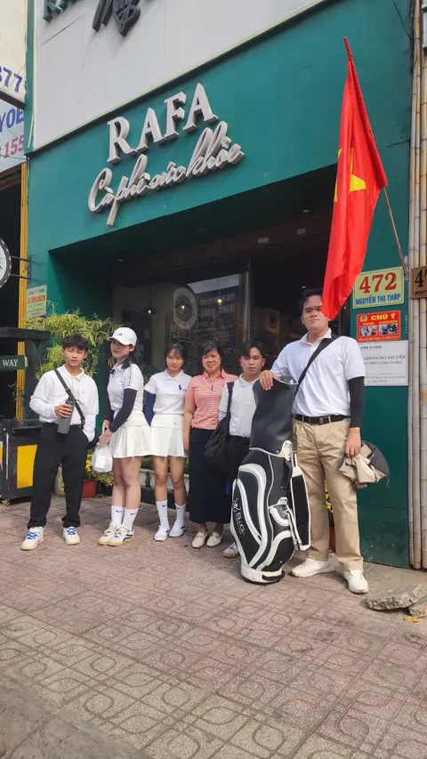 Group photo in front of a cafe