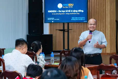 Diễn giả chia sẻ tại sự kiện KINDEDU