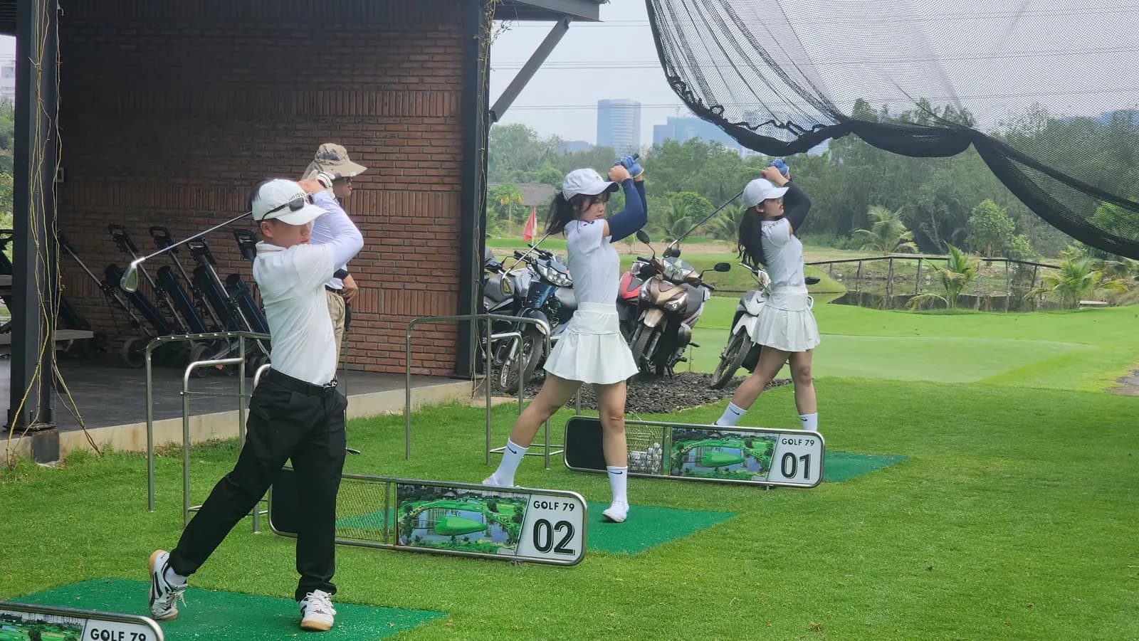 Buổi tập golf tại sân tập