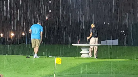 Chơi golf dưới mưa lớn (bản khác)