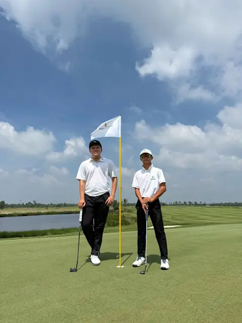 Hai người chơi trên green