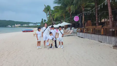 Nhóm học viên trên bãi biển (bản khác)