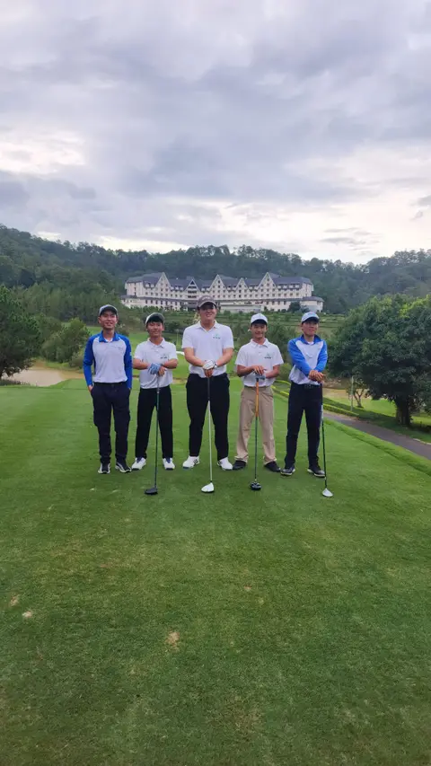 Nhóm trên sân golf đồi