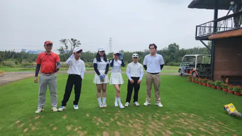 Nhóm chụp ảnh trên bãi cỏ