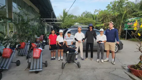 Nhóm tại khu xe golf