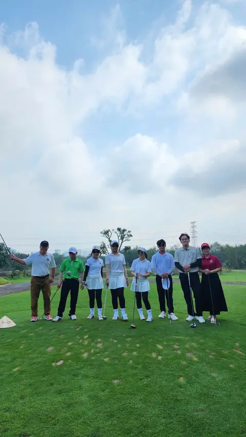 Nhóm ở khu phát bóng