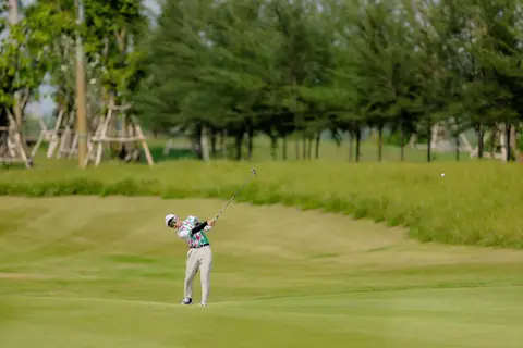 Golfer nhí đánh bóng từ xa