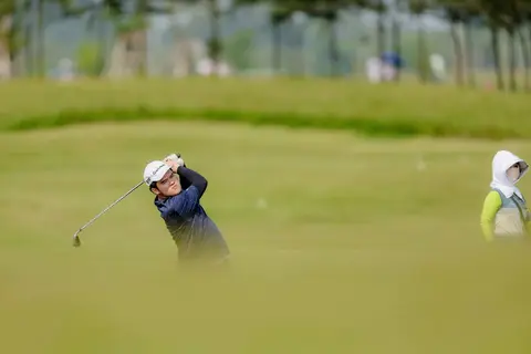 Golfer nhí vung gậy