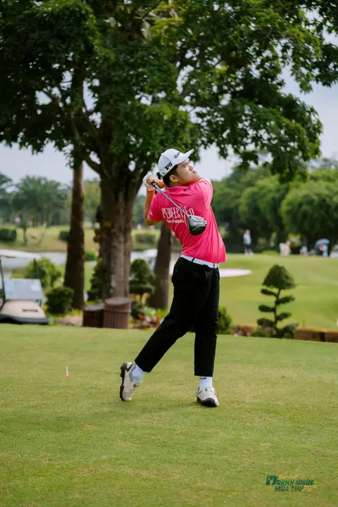 Golfer nhí áo hồng vung gậy