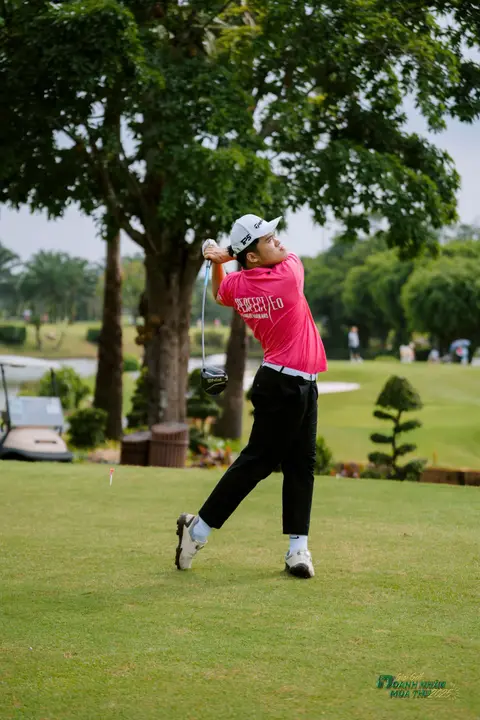 Golfer nhí áo hồng vung gậy (bản khác)