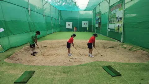 Các bé tập đánh bunker