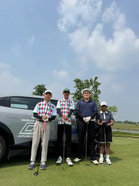 Đội thi đấu bên xe tài trợ